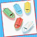 Bateau et petite voiture à l&#39;intérieur de la forme de la bouteille d&#39;alimentation